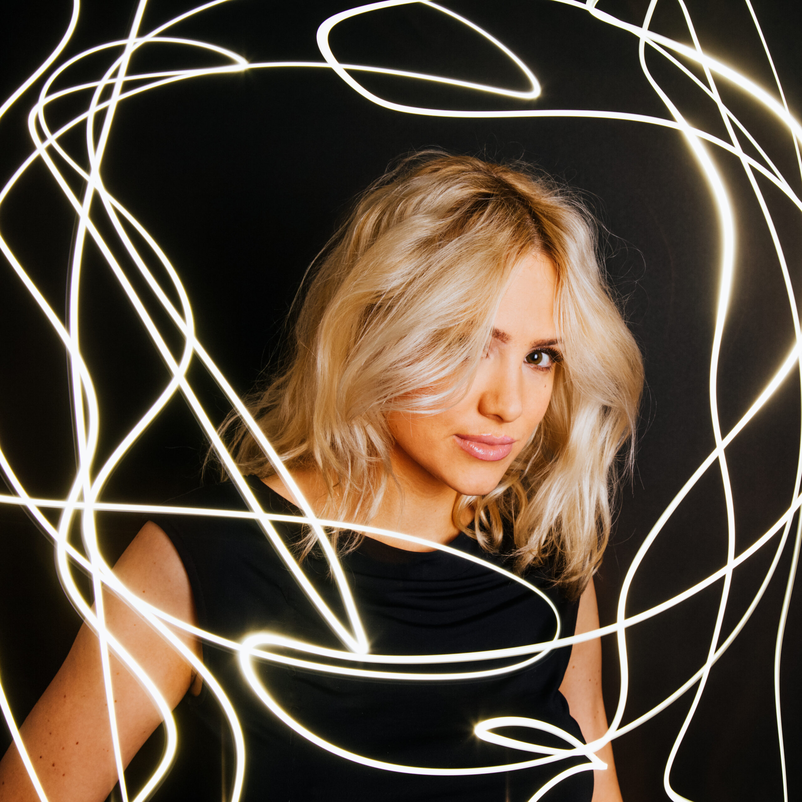 Traces of light near sensual woman Frau zwischen Neonlichtern