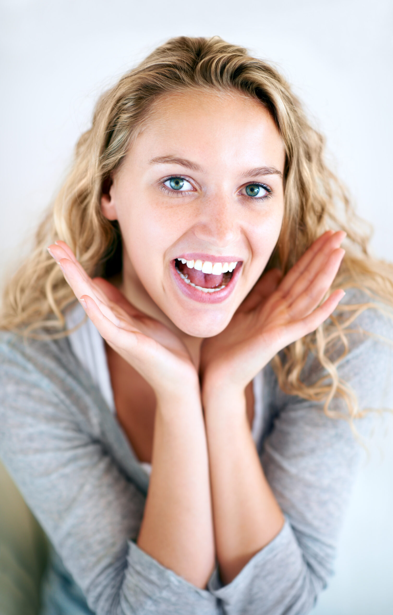 Vibrant and charismatic! Begeisterte junge Frau