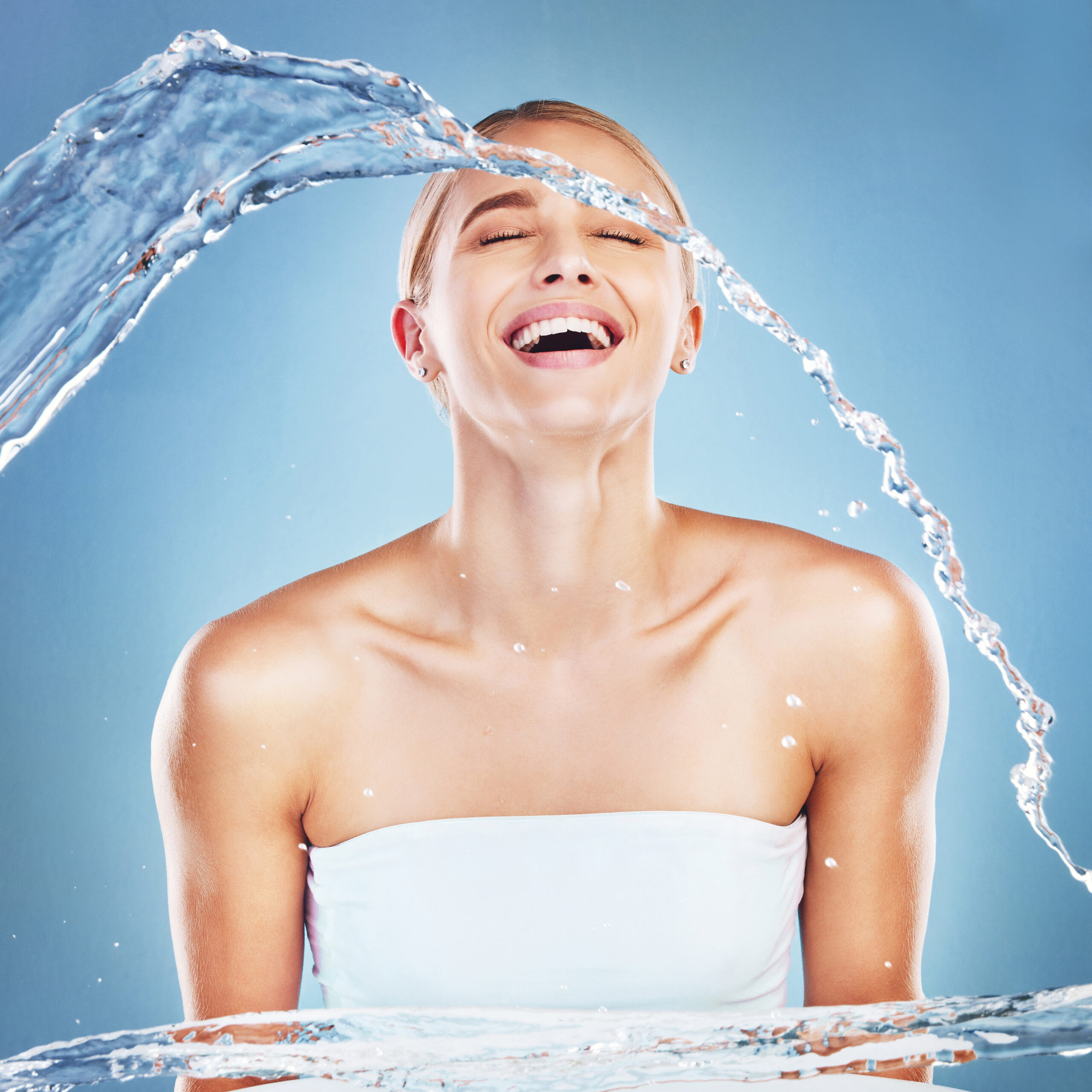 water-beauty-and-skincare-with-a-model-woman-in-s-2023-11-27-05-08-52-utc Frau wird mit Wasser bespritzt